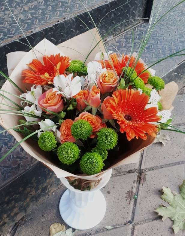Букет цветов из: Герберы, Хризантемы, Альстромерии и Розы в Первомайском Алтайского края
