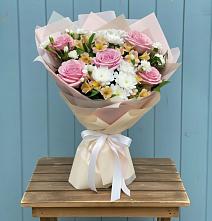 Букет цветов из:  Гвоздики, Орхидеи и Розы в Первомайском Алтайского края