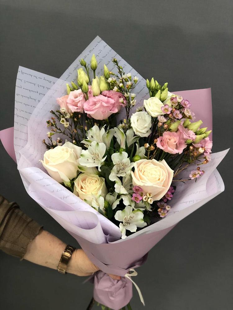 Букет цветов из: Альстромерии, Розы и Лизиантусы в Первомайском Алтайского края