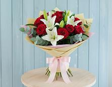 Букет цветов из:  Лилии и Розы в Первомайском Алтайского края