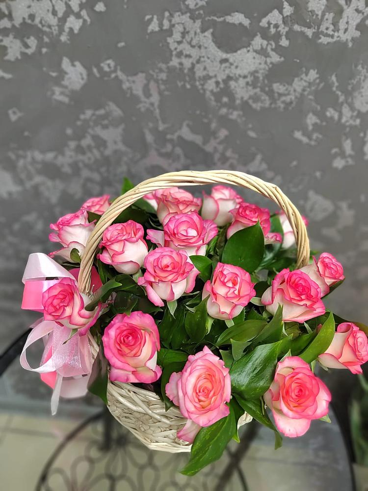 Цветочная композиция из Розы в корзине в Первомайском Алтайского края