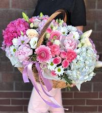 Цветочная композиция из Розы, Хризантемы, Пионы и Лизиантусы в корзине в Первомайском Алтайского края