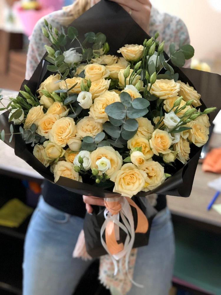 Букет цветов из: Розы и Лизиантусы в Первомайском Алтайского края