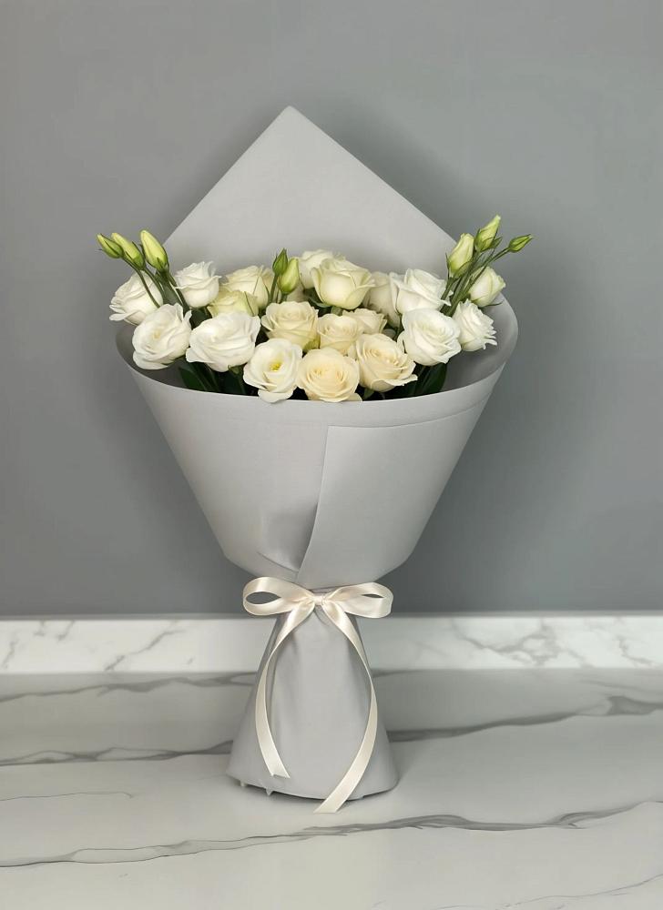 Букет цветов из: Розы и Лизиантусы в Первомайском Алтайского края