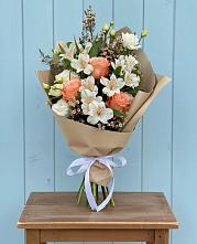 Букет цветов из:  Альстромерии, Лизиантусы, Розы и Хризантемы в Первомайском Алтайского края