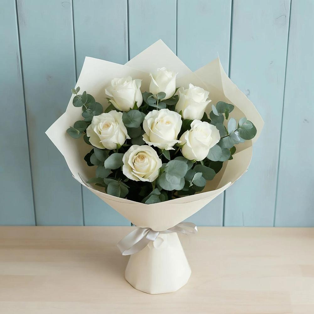 Букет Белые розы в Эвкалипте в Первомайском Алтайского края