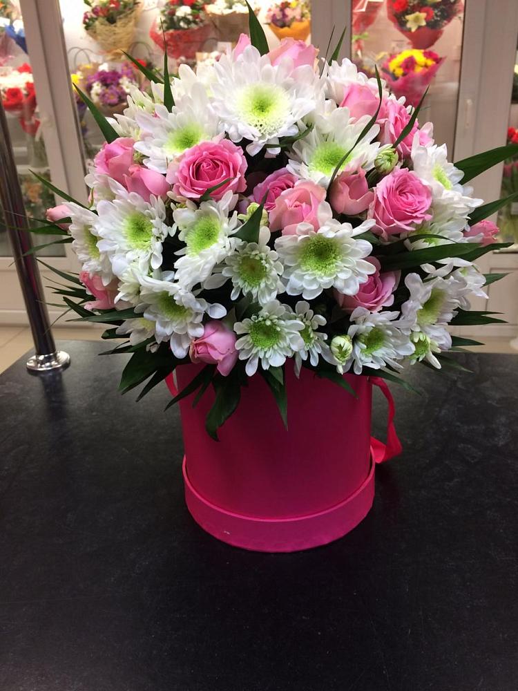 Цветочная композиция из Розы и Хризантемы в шляпной коробке в Первомайском Алтайского края