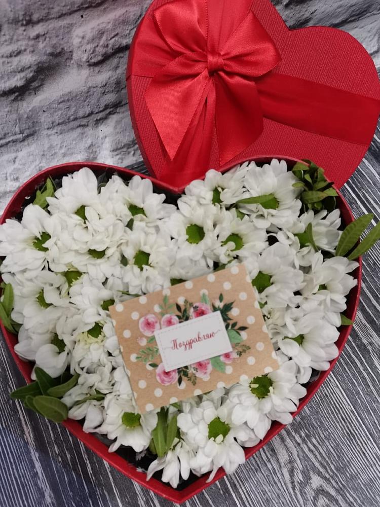 Цветочная композиция из Хризантемы в виде сердца в Первомайском Алтайского края