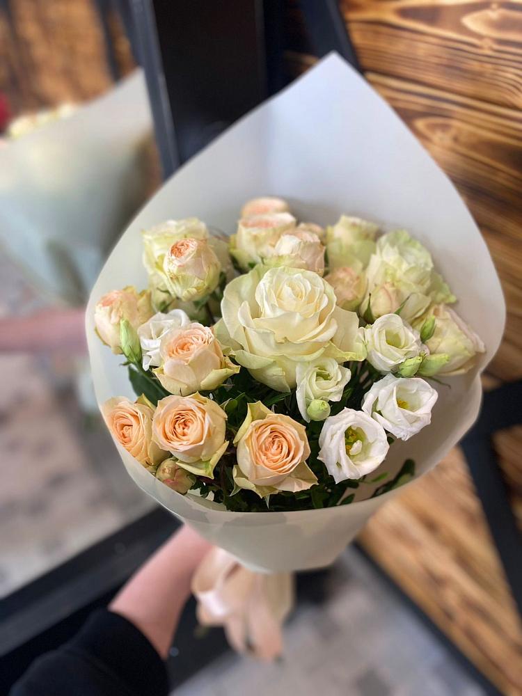 Букет цветов из: Розы и Лизиантусы в Первомайском Алтайского края