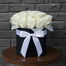 Цветочная композиция из Розы в шляпной коробке в Первомайском Алтайского края