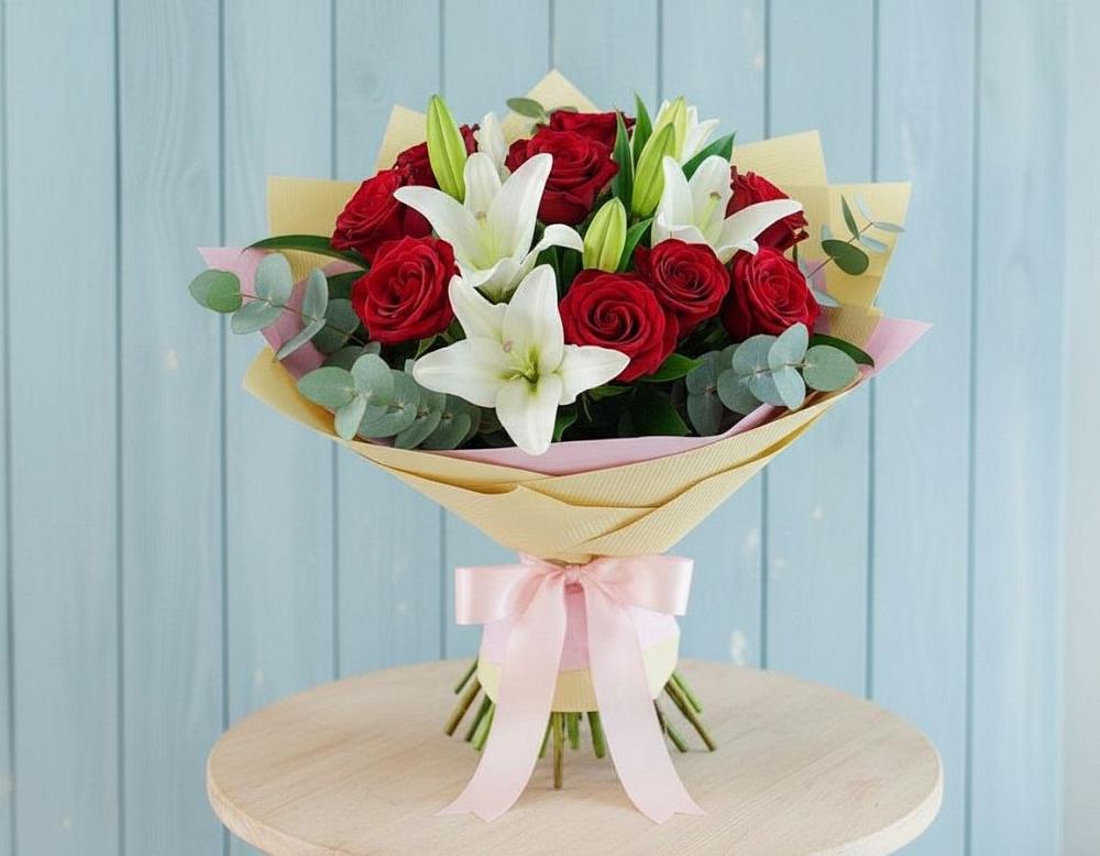 Букет цветов из: Лилии и Розы в Первомайском Алтайского края